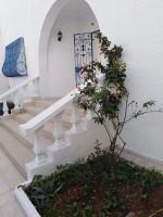 A vendre Villa plain-pied rénovée avec studio à Al Medina Jadida 2, sur un terrain estimé à 356 m2.