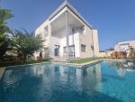 Villa à vendre à sidi hamed avec piscine et joli jardin