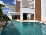 Une villa moderne avec piscine